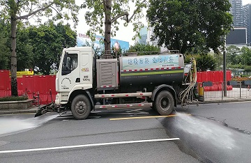 洒水车“客串”消防车，协助扑灭自燃小汽车